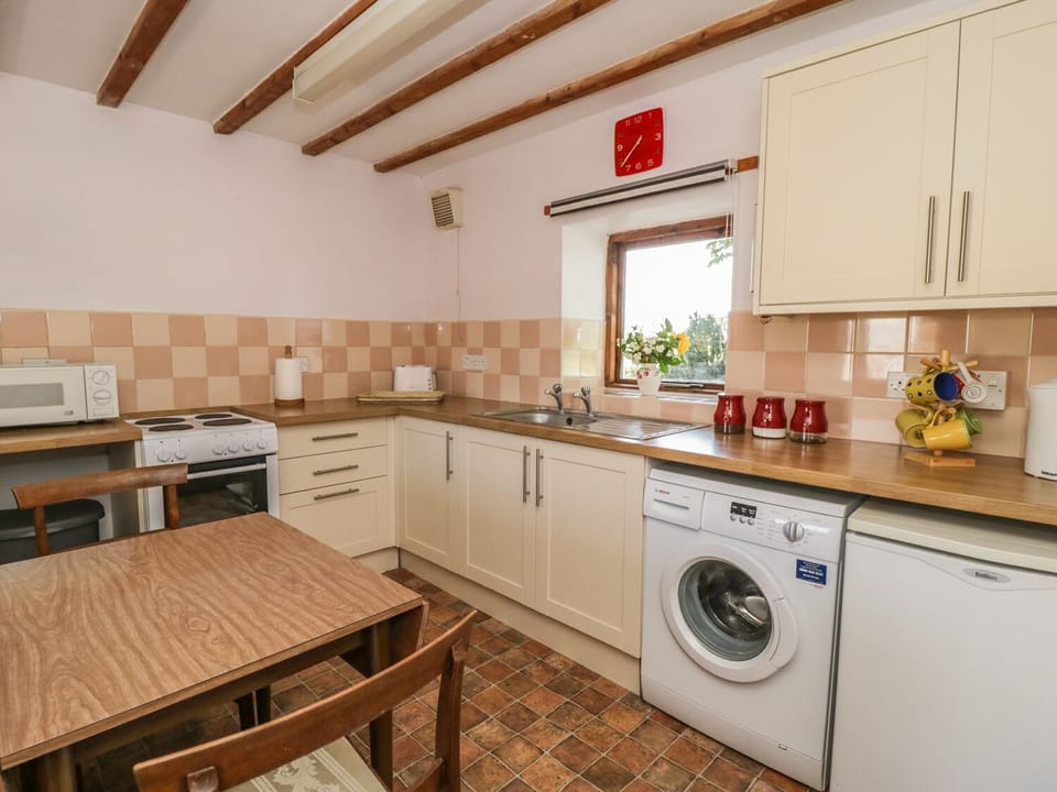 Cottage | Private kitchen | Fridge, microwave, stovetop, cookware/dishes/utensils