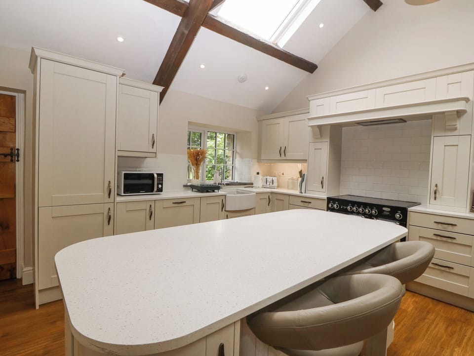 Cottage | Private kitchen | Fridge, microwave, stovetop, dishwasher
