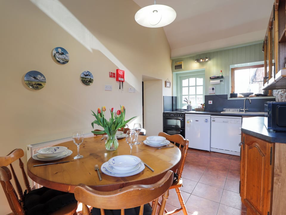 Cottage | Dining
