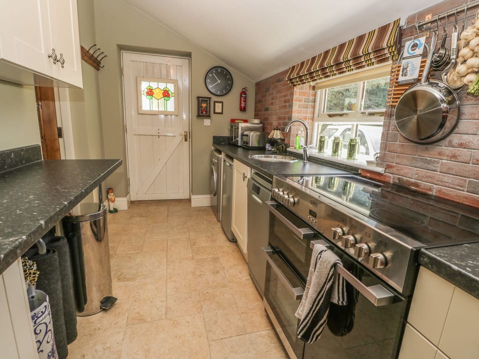 Cottage | Private kitchen | Dishwasher, electric kettle, toaster, cookware/dishes/utensils