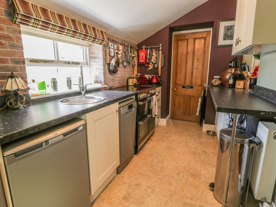 Cottage | Private kitchen | Dishwasher, electric kettle, toaster, cookware/dishes/utensils