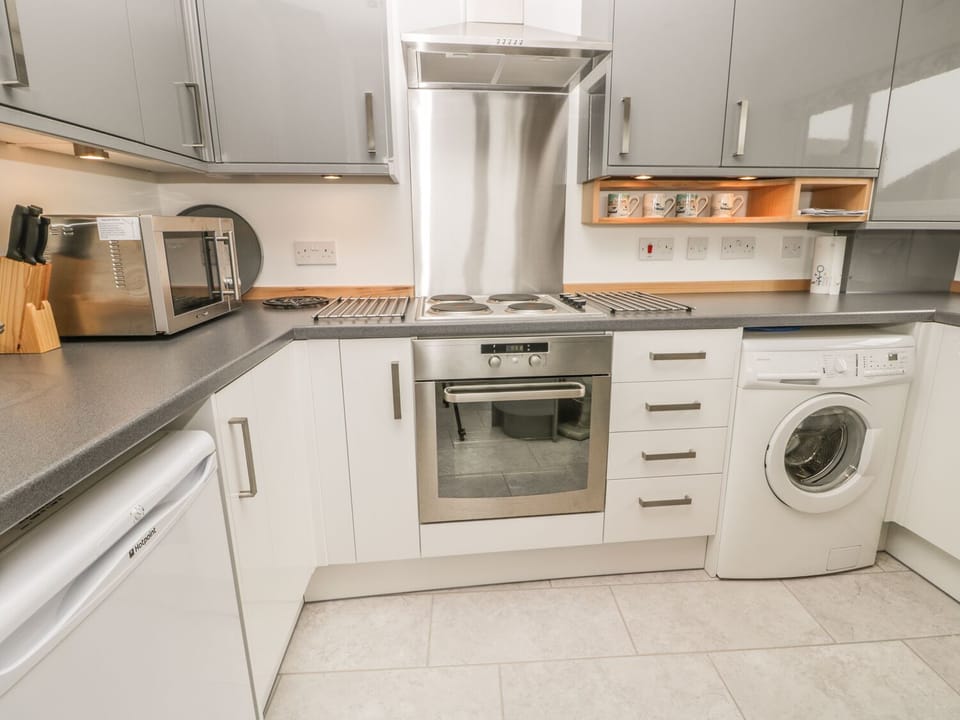 Cottage | Private kitchen | Fridge, dishwasher, cookware/dishes/utensils