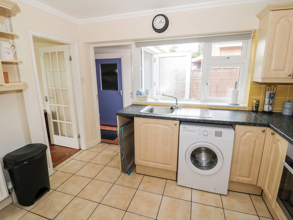 Cottage | Private kitchen | Stovetop, electric kettle, toaster, highchair