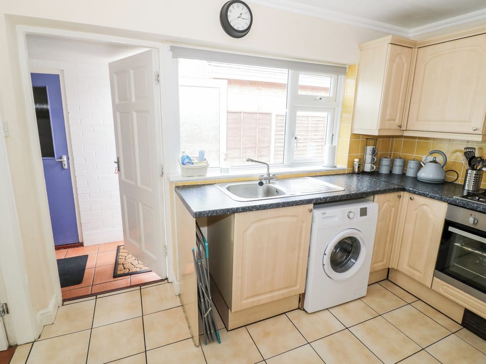 Cottage | Private kitchen | Stovetop, electric kettle, toaster, highchair