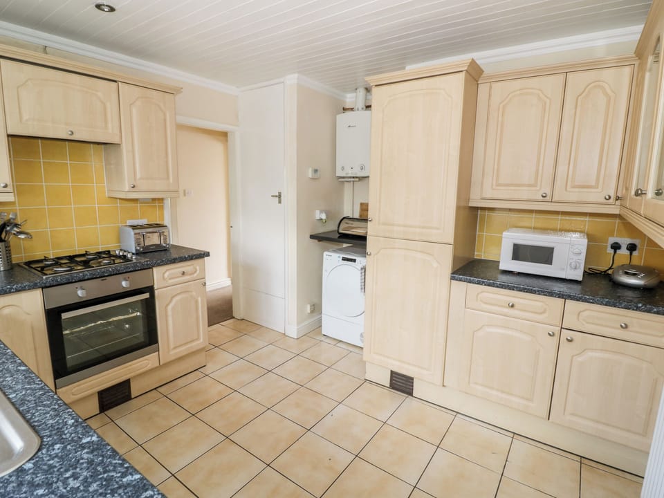 Cottage | Private kitchen | Stovetop, electric kettle, toaster, highchair