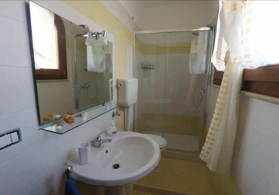 Shower, rainfall showerhead, free toiletries, hair dryer
