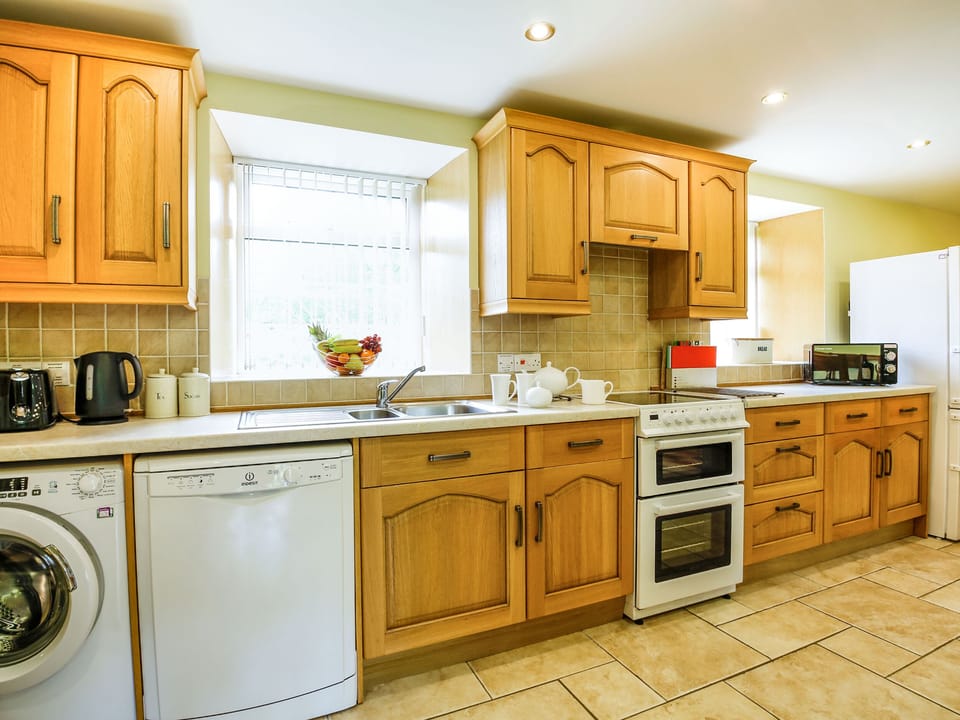 Cottage | Private kitchen | Dishwasher, cookware/dishes/utensils
