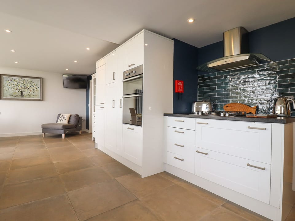 Cottage | Private kitchen | Fridge, microwave, stovetop, dishwasher