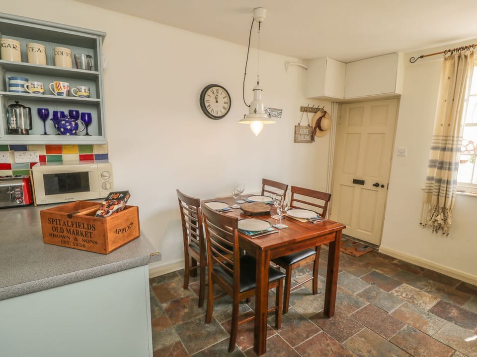 Cottage | Private kitchen | Fridge, microwave, stovetop, cookware/dishes/utensils