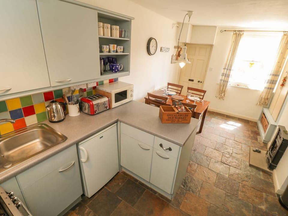 Cottage | Private kitchen | Fridge, microwave, stovetop, cookware/dishes/utensils