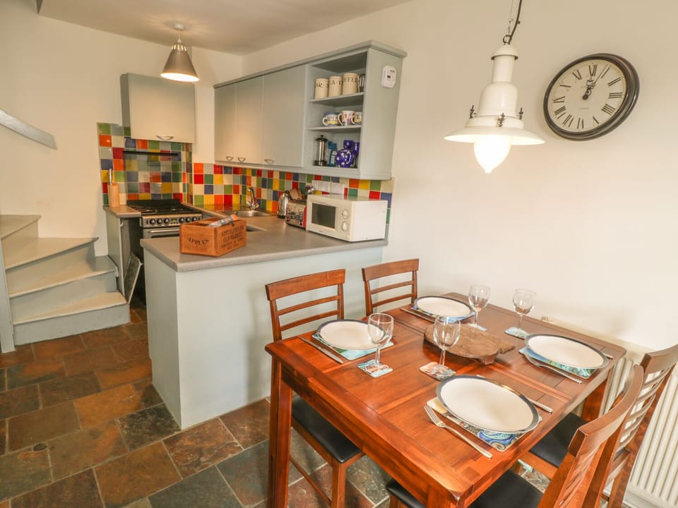 Cottage | Private kitchen | Fridge, microwave, stovetop, cookware/dishes/utensils