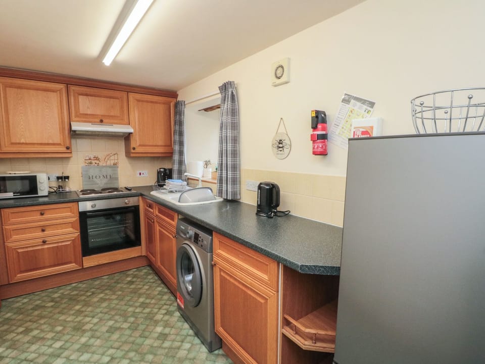 Cottage | Private kitchen | Fridge, microwave, stovetop, highchair