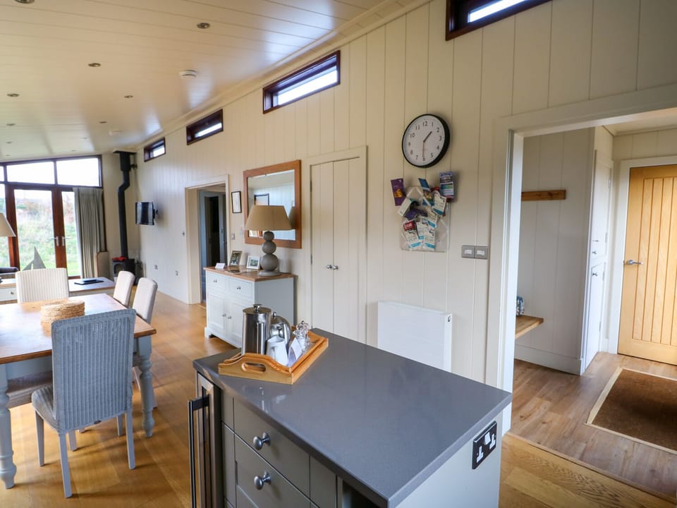 Cottage | Private kitchen | Fridge, dishwasher, cookware/dishes/utensils