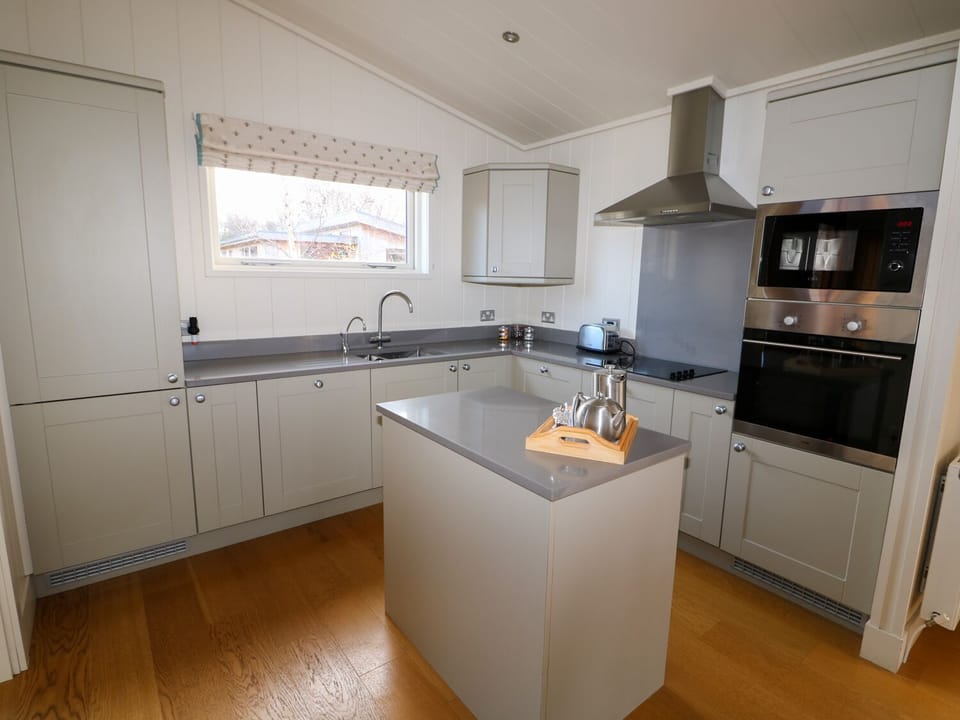 Cottage | Private kitchen | Fridge, dishwasher, cookware/dishes/utensils