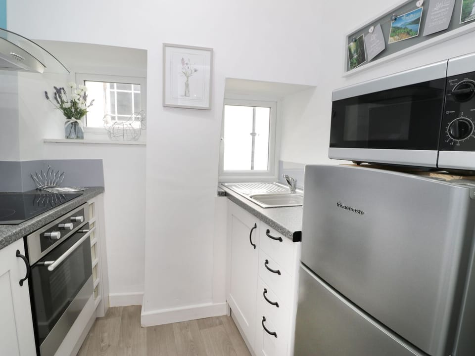 Cottage | Private kitchen | Fridge, microwave, stovetop, electric kettle