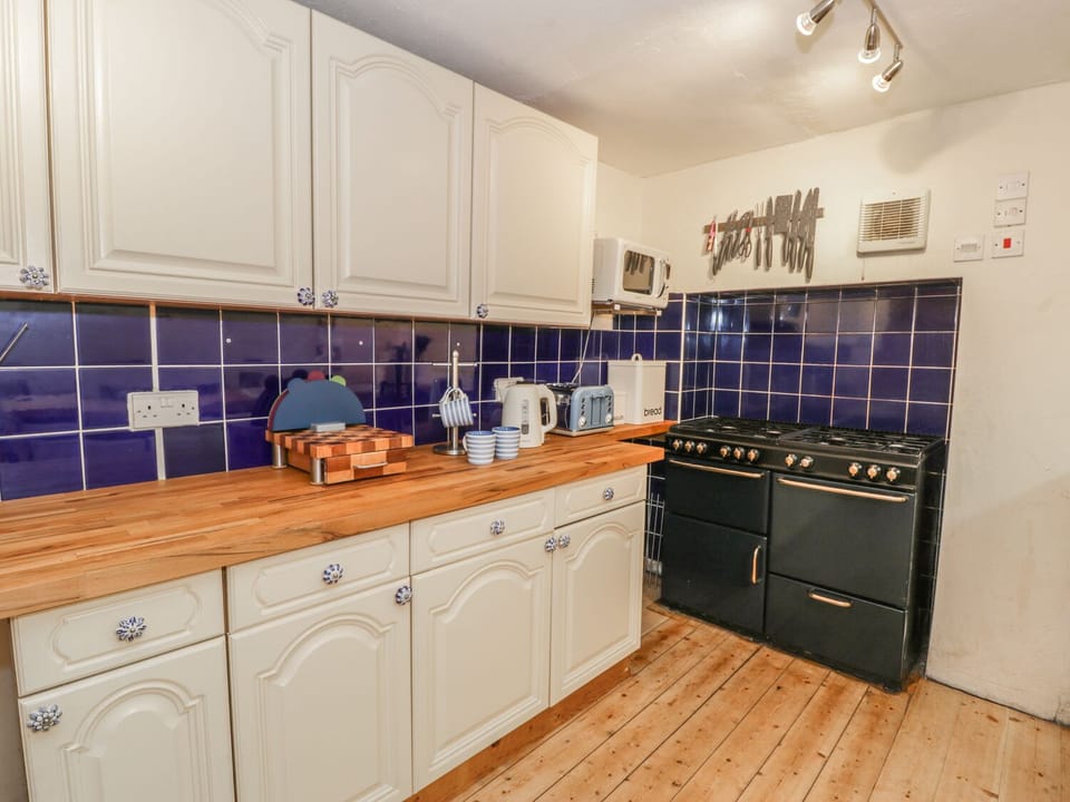Cottage | Private kitchen | Fridge, microwave, stovetop, dishwasher