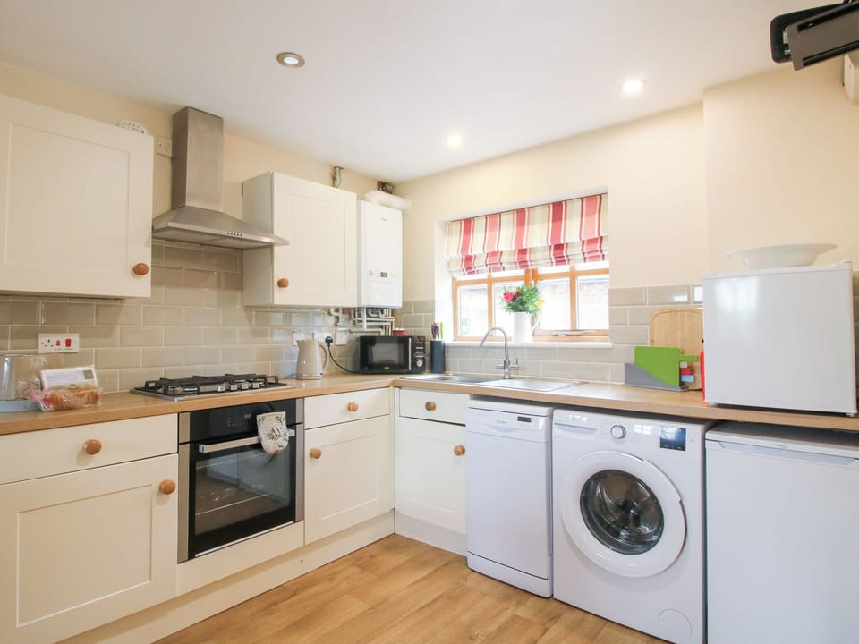 Cottage | Private kitchen | Fridge, microwave, dishwasher, highchair