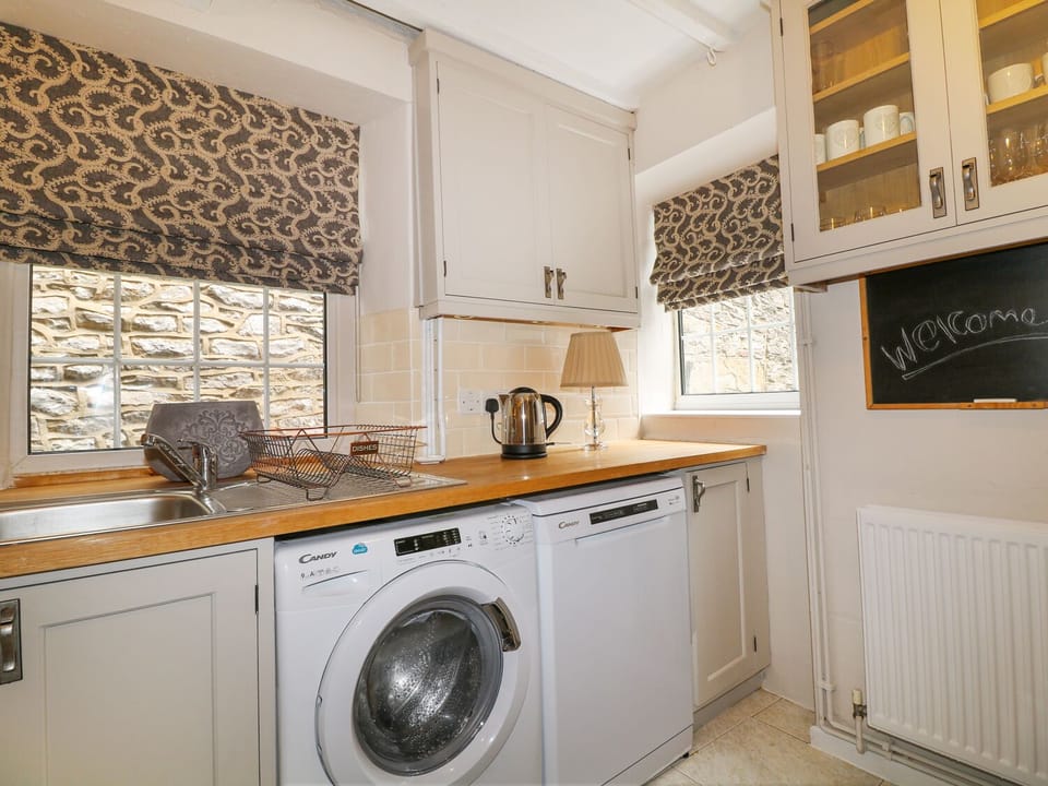 Cottage | Private kitchen | Microwave, stovetop, dishwasher, cookware/dishes/utensils