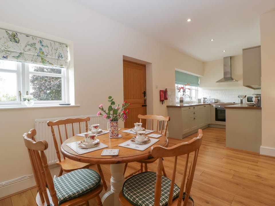 Cottage | Dining