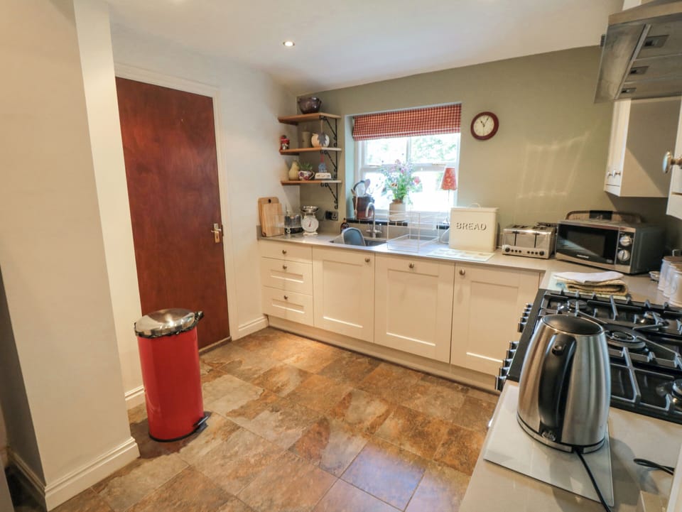 Cottage | Private kitchen | Dishwasher, highchair, cookware/dishes/utensils