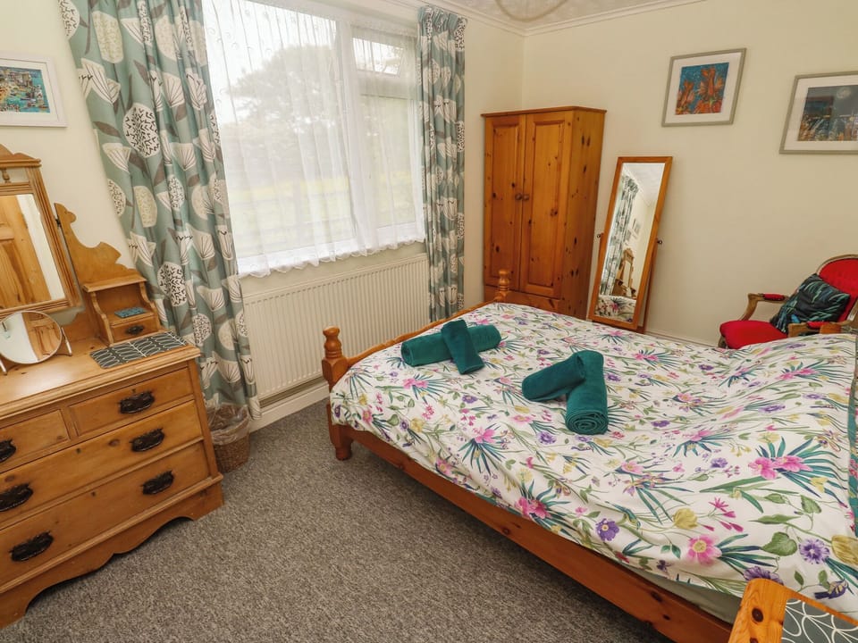 Cottage | 2 bedrooms, WiFi (free), individually decorated, individually furnished