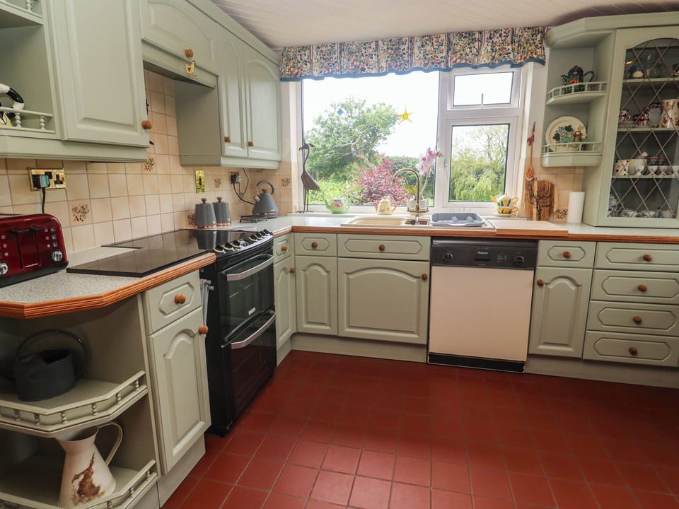 Cottage | Private kitchen | Microwave, stovetop, dishwasher, cookware/dishes/utensils