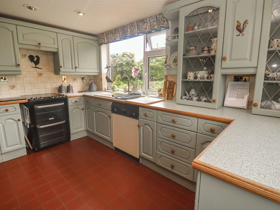 Cottage | Private kitchen | Microwave, stovetop, dishwasher, cookware/dishes/utensils