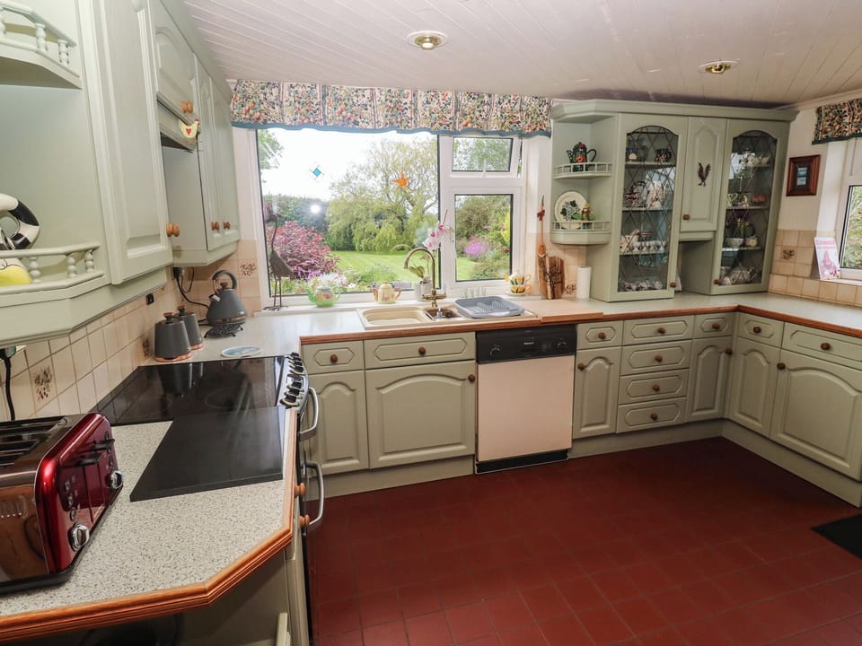 Cottage | Private kitchen | Microwave, stovetop, dishwasher, cookware/dishes/utensils