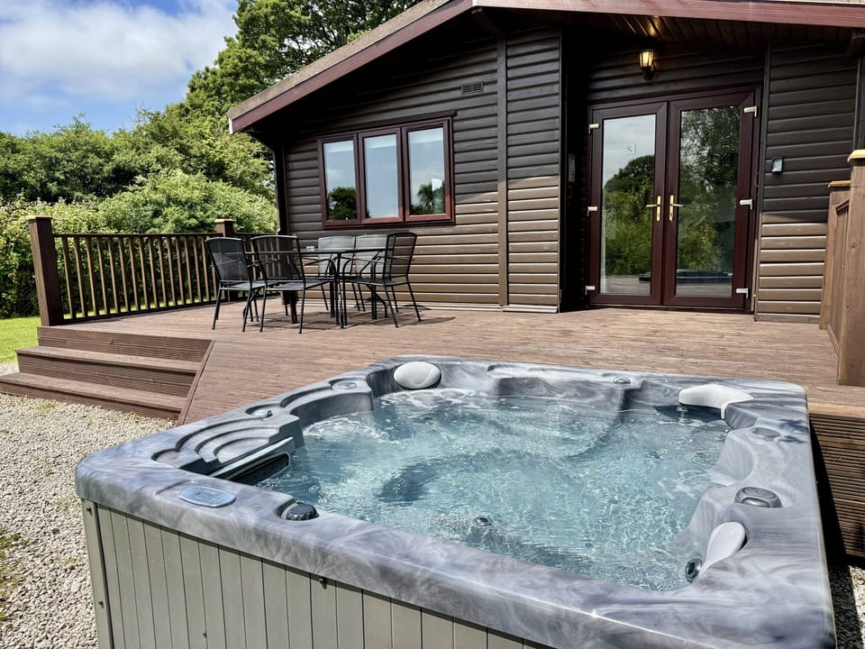 Cottage | Outdoor spa tub