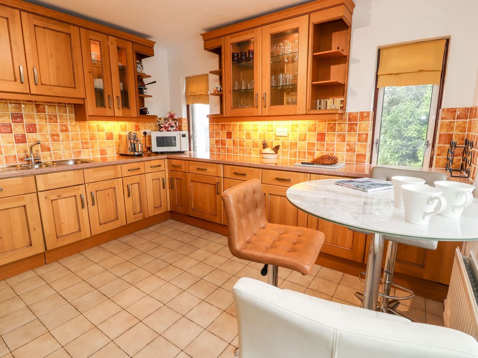 Cottage | Private kitchen | Fridge, microwave, stovetop, dishwasher