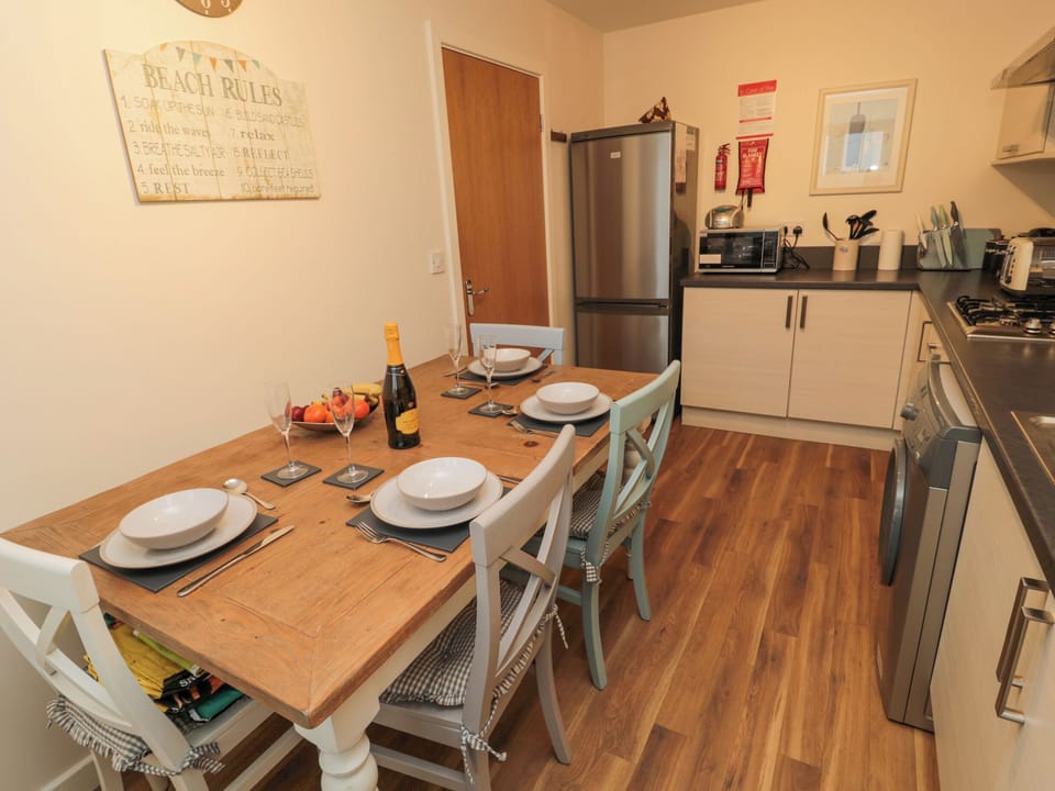 Cottage | Private kitchen | Fridge, microwave, stovetop, dishwasher