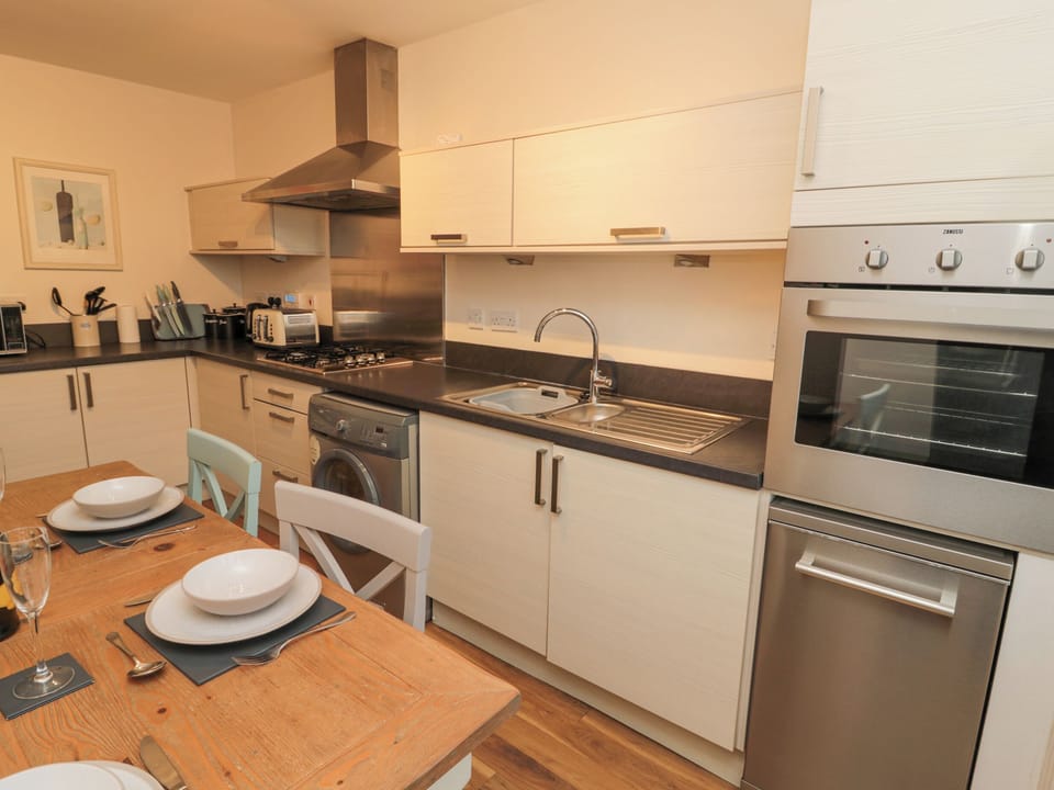 Cottage | Private kitchen | Fridge, microwave, stovetop, dishwasher
