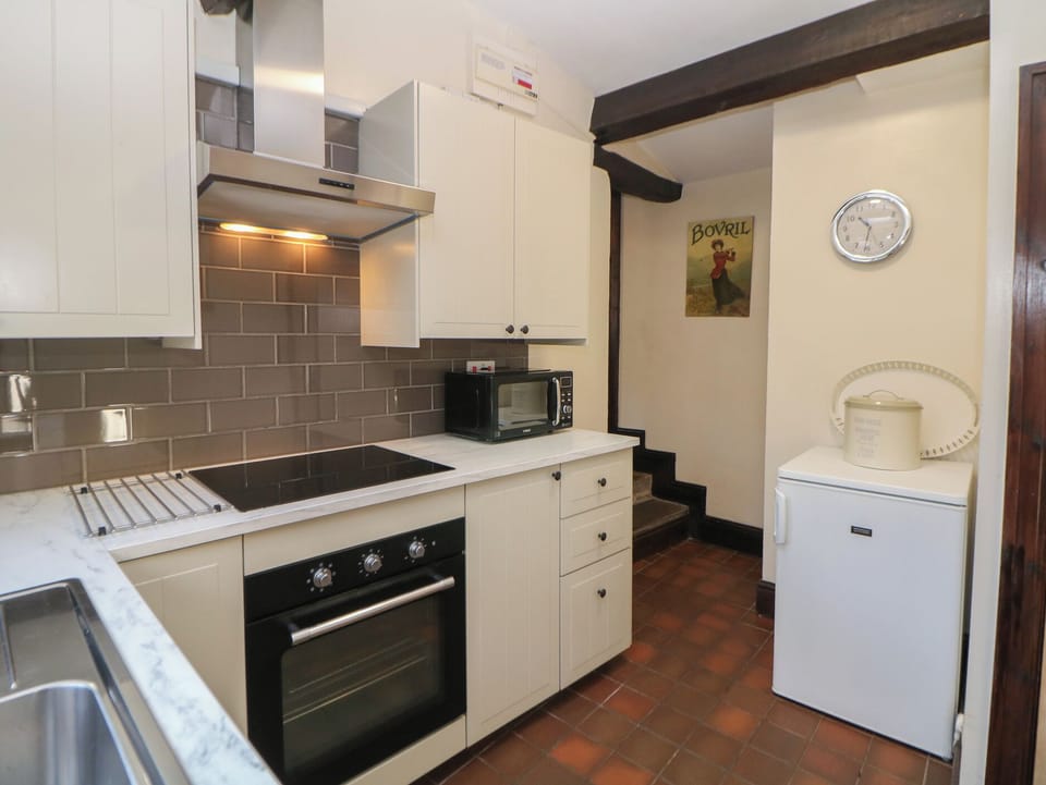 Cottage | Private kitchen | Fridge, microwave, stovetop, cookware/dishes/utensils