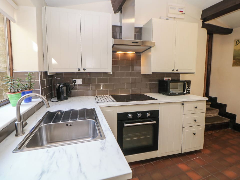 Cottage | Private kitchen | Fridge, microwave, stovetop, cookware/dishes/utensils