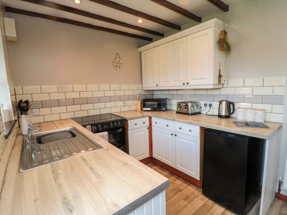 Cottage | Private kitchen | Fridge, highchair, cookware/dishes/utensils