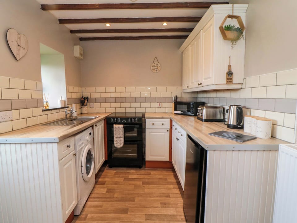Cottage | Private kitchen | Fridge, highchair, cookware/dishes/utensils