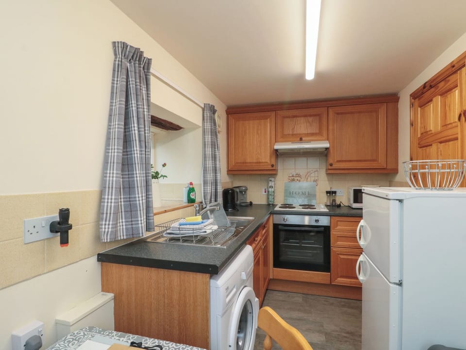 Cottage | Private kitchen | Fridge, microwave, stovetop, highchair