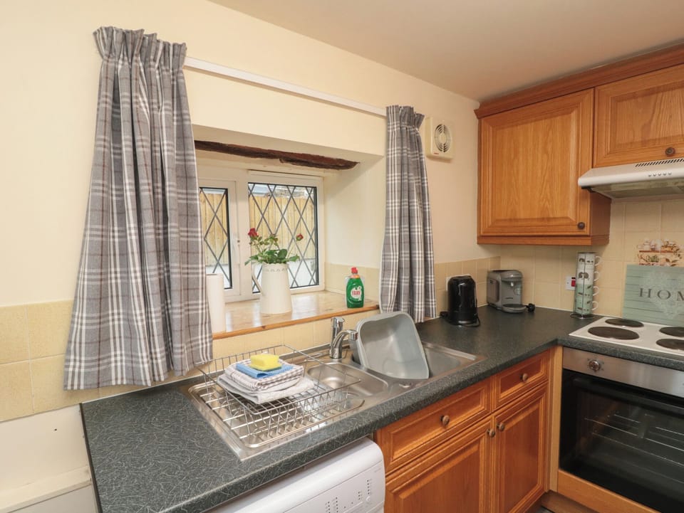 Cottage | Private kitchen | Fridge, microwave, stovetop, highchair