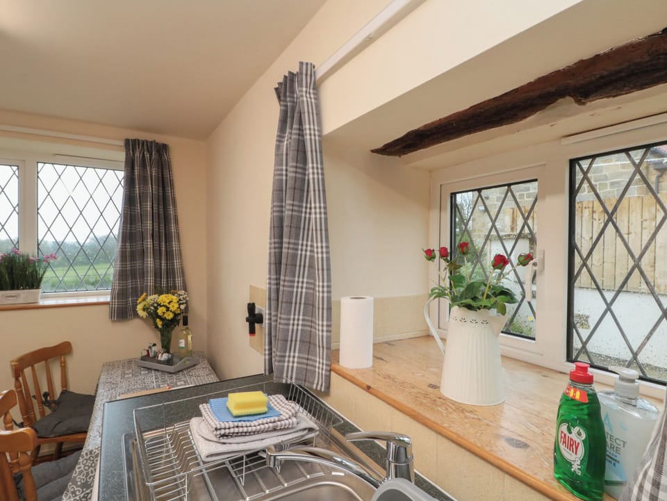 Cottage | Private kitchen | Fridge, microwave, stovetop, highchair
