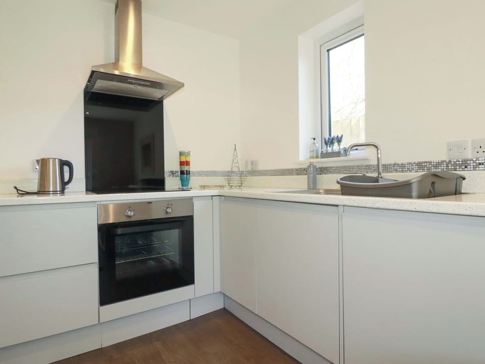 Cottage | Private kitchen | Microwave, stovetop, dishwasher, cookware/dishes/utensils