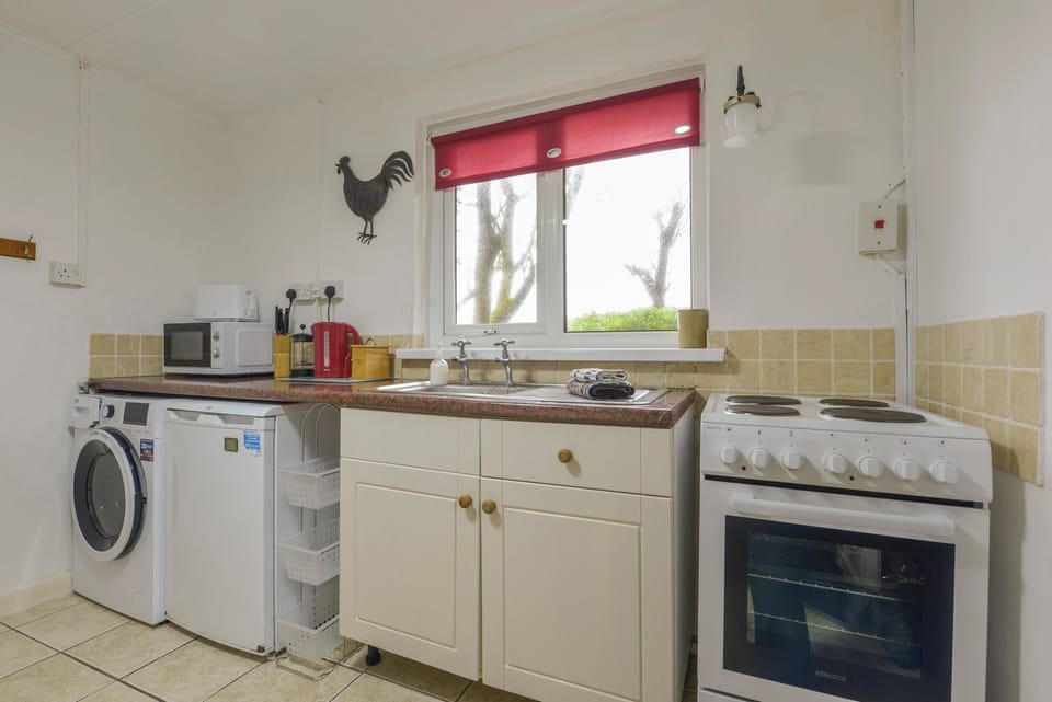 Cottage | Private kitchen | Electric kettle, toaster, cookware/dishes/utensils