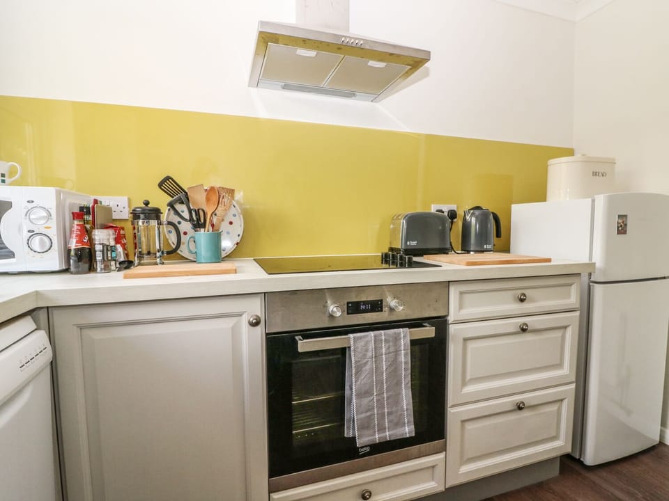 Cottage | Private kitchen | Microwave, stovetop, dishwasher, cookware/dishes/utensils