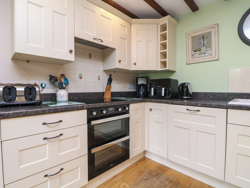 Cottage | Private kitchen | Stovetop, dishwasher, highchair, cookware/dishes/utensils