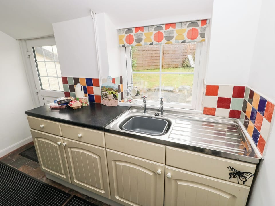 Cottage | Private kitchen | Fridge, microwave, stovetop, cookware/dishes/utensils