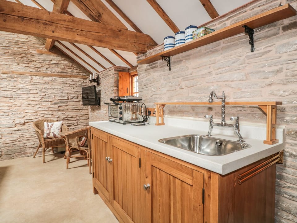 Cottage | Private kitchen | Stovetop, electric kettle, toaster, cookware/dishes/utensils