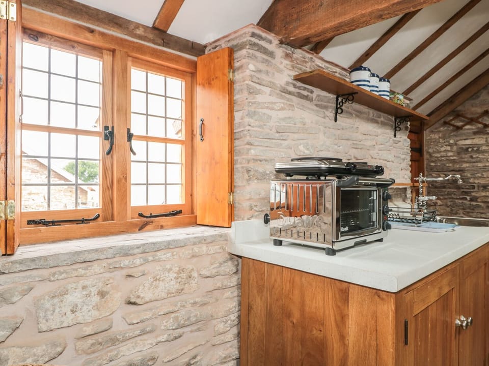 Cottage | Private kitchen | Stovetop, electric kettle, toaster, cookware/dishes/utensils