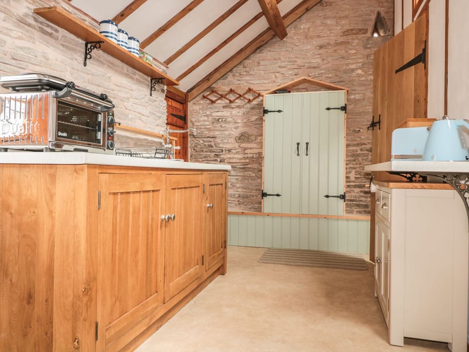Cottage | Private kitchen | Stovetop, electric kettle, toaster, cookware/dishes/utensils