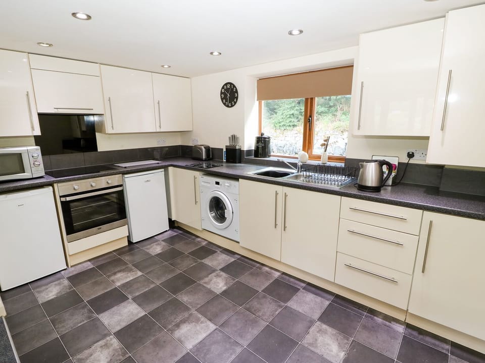Cottage | Private kitchen | Fridge, stovetop, highchair, cookware/dishes/utensils