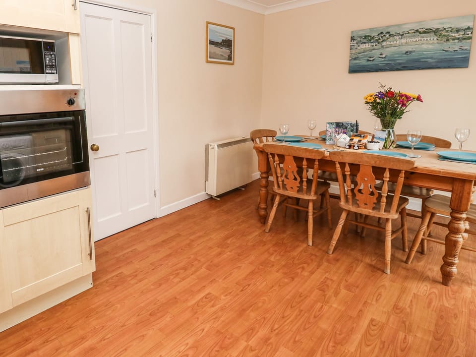 Cottage | Dining