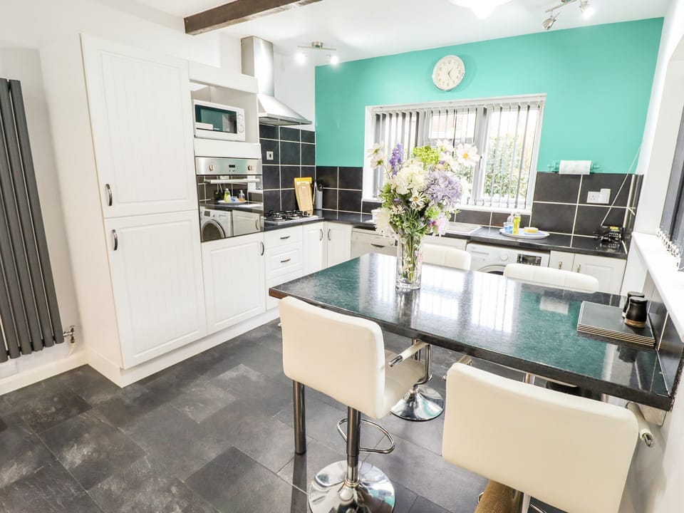 Cottage | Private kitchen | Fridge, microwave, dishwasher, cookware/dishes/utensils